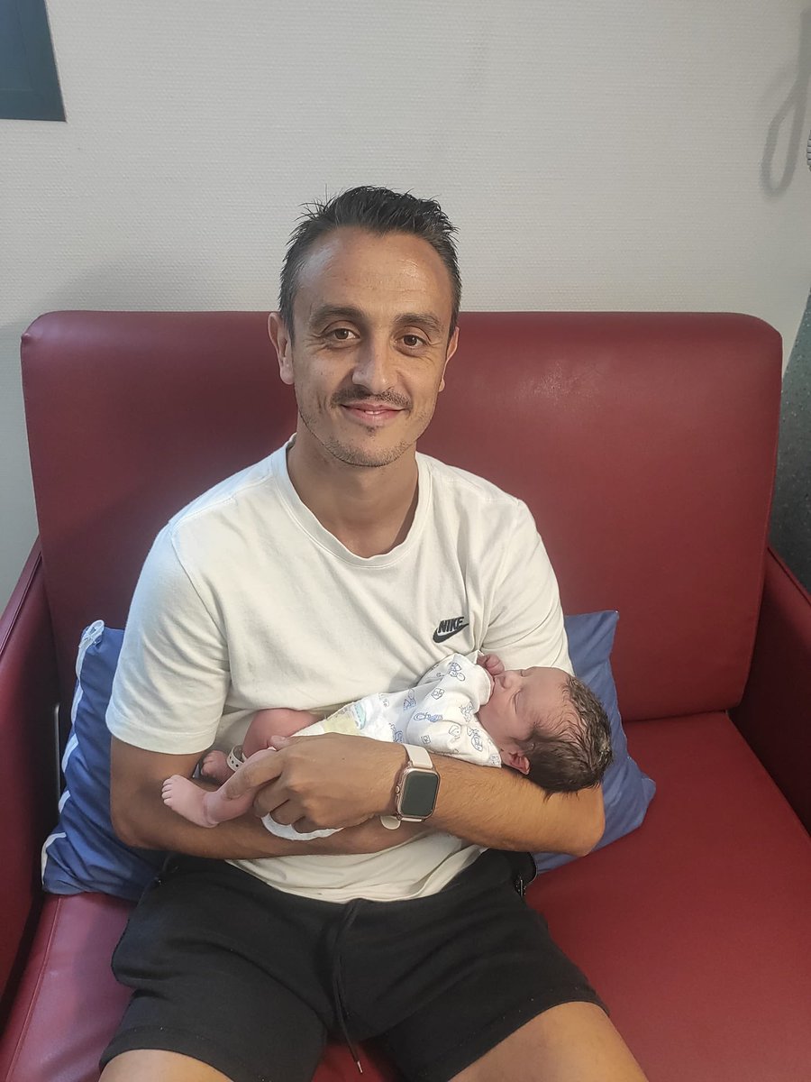 ¡LA FAMILIA CRECE! ❤️

Nuestro querido <a href="/SergioGarban7/">Sergio Sanchez</a> ha sido papá de una niño precioso llamado Martín 👶🍼

👨‍👩‍👧  ¡Enhorabuena a los papás! 😍

#CDGuijuelo | #TodoalVerde 💚