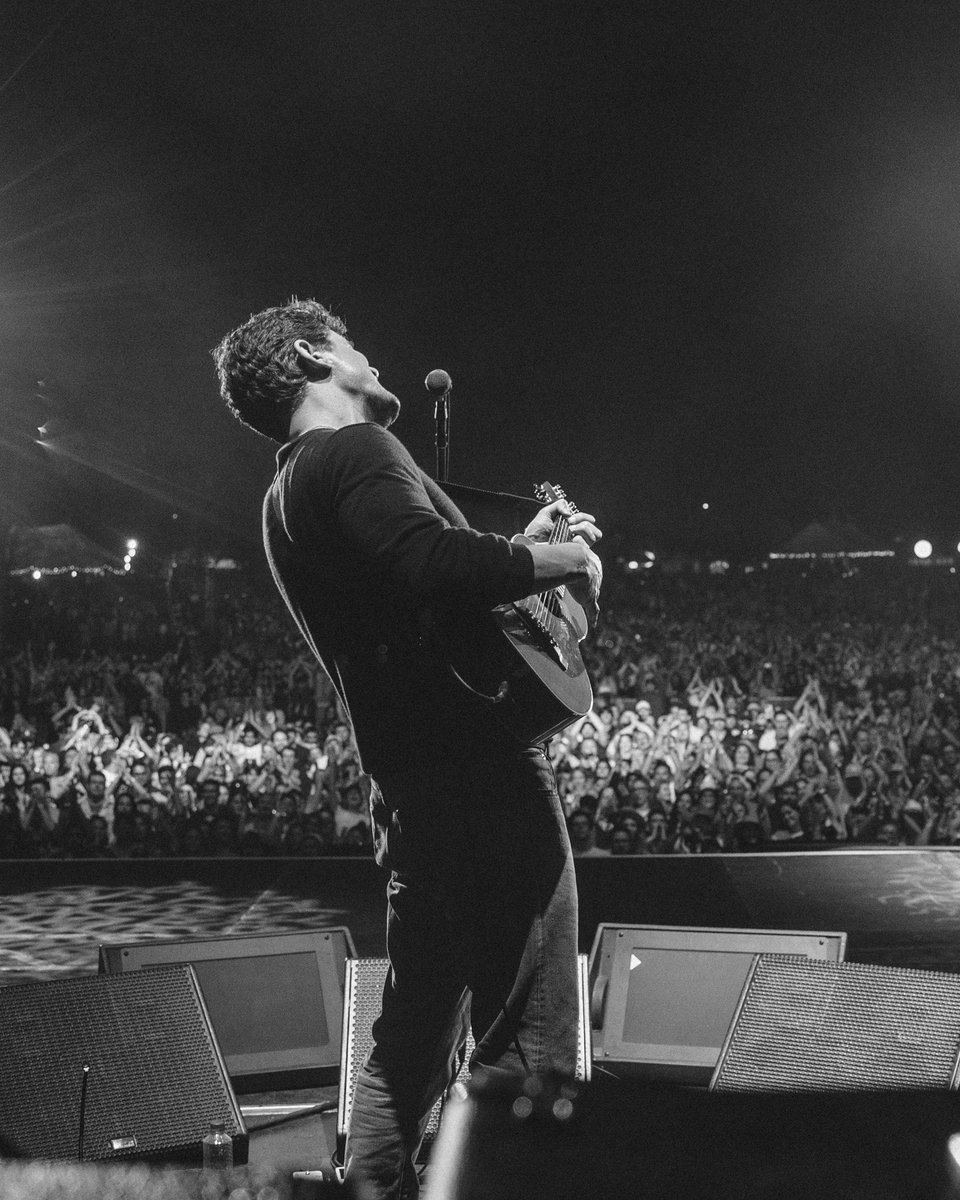 thomasfalcone's tweet photo. John Mayer festival season 📸 https://t.co/NPNXDINlu5