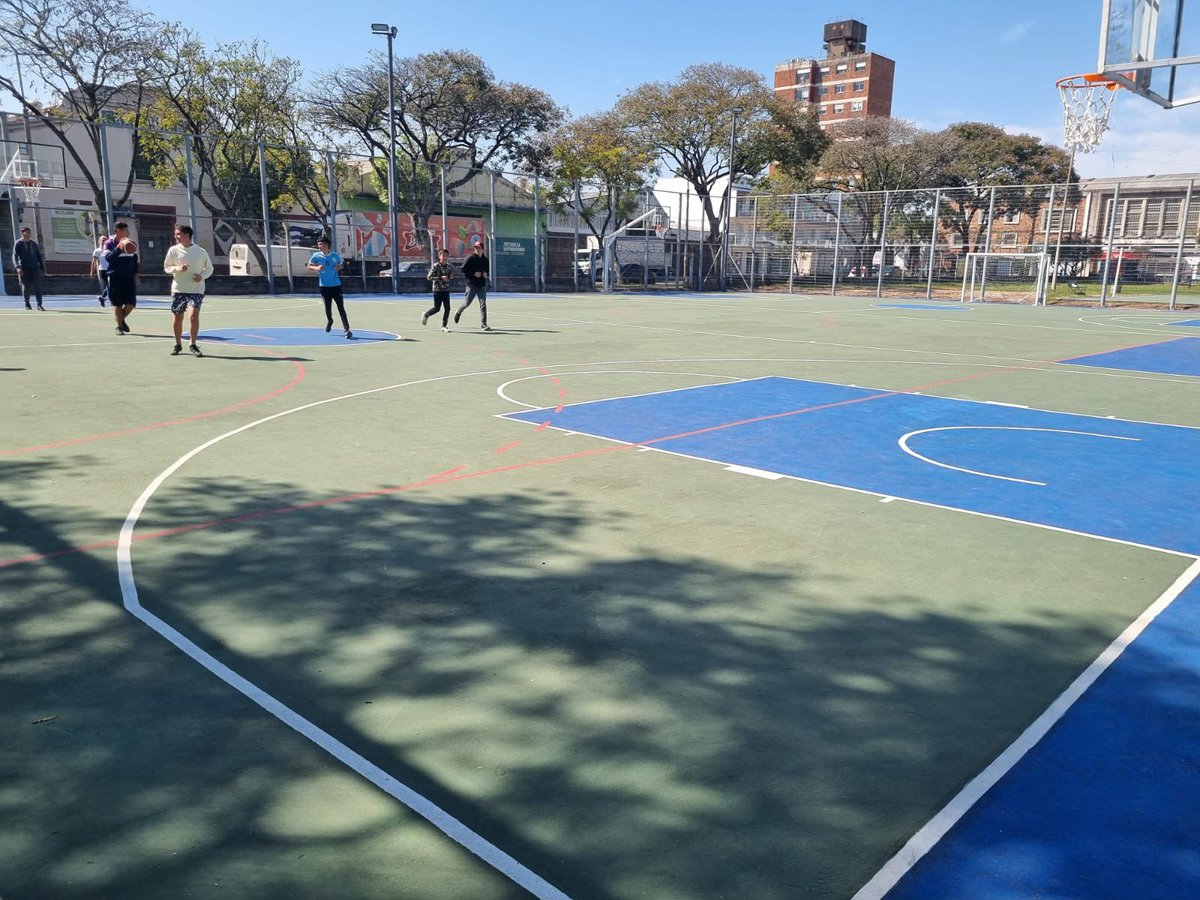 🆕Se inauguraron las obras de la Plaza N°1 de la ciudad de Salto.
El Gerente Nacional del Deporte <a href="/gerlorente/">Gerardo Lorente</a> y el Coordinador del Área de Deporte Comunitario <a href="/JoseLuisBringa/">Jose Luis Bringa</a> estuvieron visitando e inaugurando dichas obras.
🚧Se trata de la construcción de dos canchas