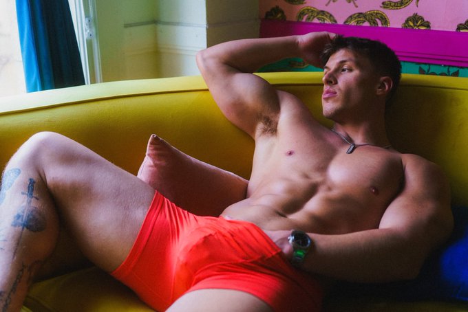 Watch Zac's leaked NSFW photo on TwXstars