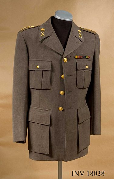 Se nedan. lilla bilden. Är det allvar? Arméns nya daglig dräkt?  I så fall synd att vi inte sparade uniform m/52 (stora bilden) i ladorna. Hörde tidigt under min tid i FM äldre kamrater klaga att kopplet borde återinföras, annars ser man ju inte bakifrån att det är en officer 😀