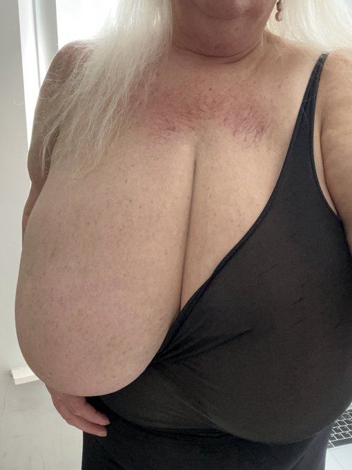 It&rsquo;s Tuesday - so it must be tits! One in, one out. #bustysarita https://t.co/crpoBaRFRA<a href="/tag/bustysarita"class="tags"><span>#bustysarita</span></a>