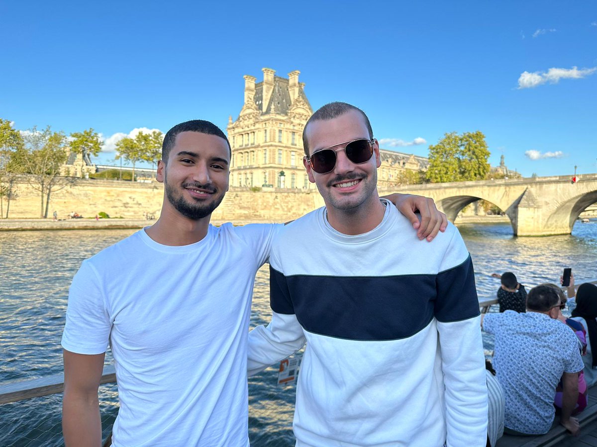 YoannMcCartney's tweet photo. Des vrais touristes sur le Bateau Parisien 😅 https://t.co/p71vUjwbPw