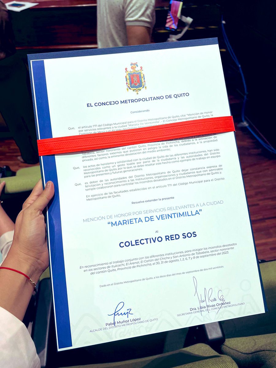 RedSos_Ec's tweet image. Querida comunidad del #ValleDeTumbaco. El dia de hoy la #RedSOS @redsosec recibío el reconocimiento especial Marieta de Veintimilla, por la colaboración al @BomberosQuito en los incendios ocurridos en #Puembo. #ElQueTieneLaUnidadTieneTodo. #RescatemosCumbaya @MiPuembo