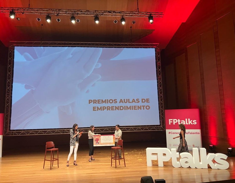 IesMARIAdMOLINA's tweet photo. Nuestra directora, Rocío, ha participado hoy, representando al @IesMARIAdMOLINA, en la jornada de centros de excelencia #FPtalks. Porque #ConectandoTalento se avanza en la #FP https://t.co/SIGi0MEDhe