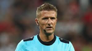 Daniele Orsato pitando ahora mismo el #PSVSevilla de #ChampionsLeague a un mes de cumplir 48 años. 
Y en España, árbitros con 31 que ya los quieren jubilar… De risa.