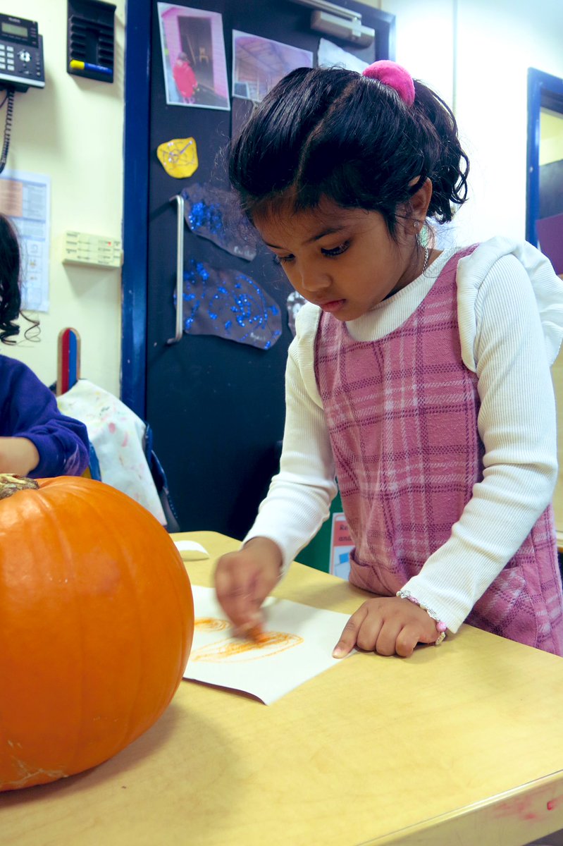 misssmythe_HT's tweet photo. Today we took part in some observational drawings 🎃
The children loved going ‘round and round’ to draw the different pumpkins.
#EYFS #EarlyYears #EY #Pumpkins #Autumn #ObservationalDrawings https://t.co/pzTsWDRrcI