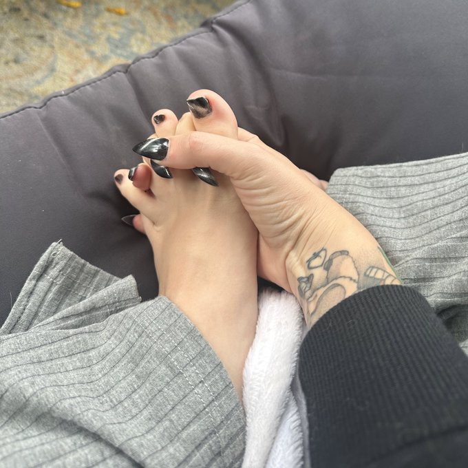 When you and bae get matching nails 🥰💕 https://t.co/EMvBPiLQBb