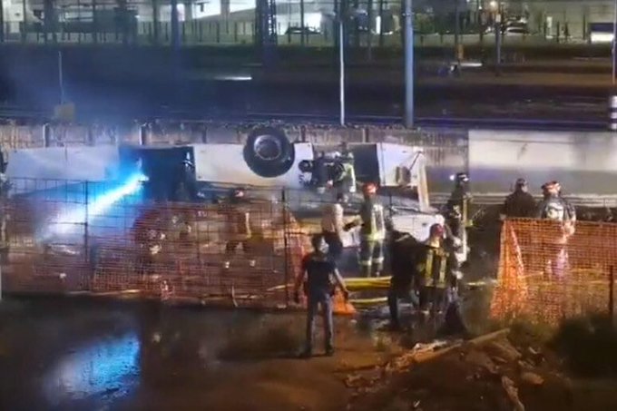 dailytodaybuzz's tweet photo. **BREAKING NEWS: Tragedy Strikes in Venice, Italy**
A bus accident on an overpass claims the lives of at least 20 people in Venice, Italy. The bus collided with a guardrail before plunging off the overpass. Stay tuned for updates on this developing story. #Venice #Italy #BreakingNews