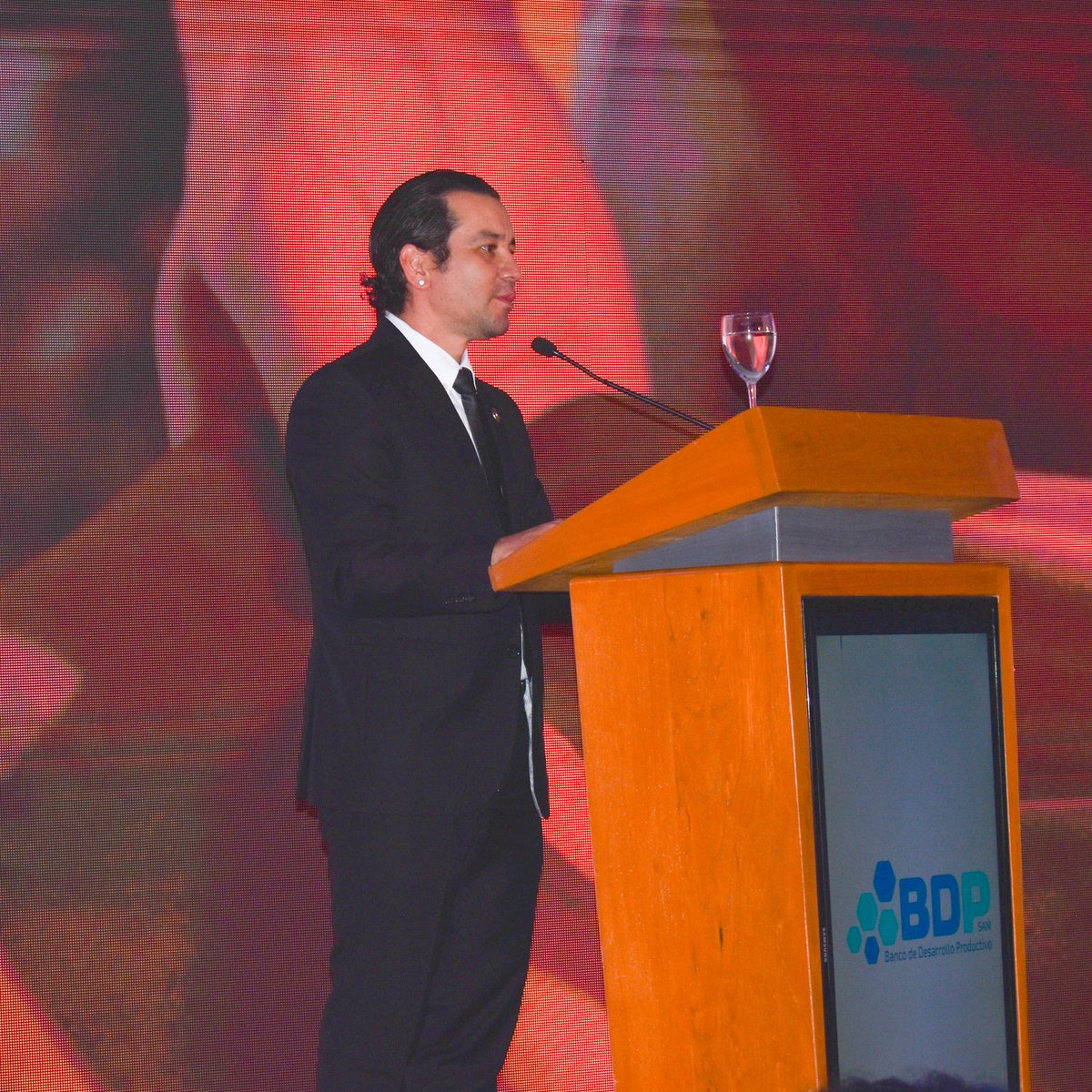 PNUDBolivia's tweet photo. El @BancoBDP_SAM avanza en su transformación #digital 🌐

Hoy fue el lanzamiento de #BDPTePresta, la nueva herramienta digital del banco para generar mayor inclusión financiera de las unidades productivas del país 🇧🇴
Esta iniciativa fue apoyada por el @pnud, @FProfin y #COSUDE 🤝 https://t.co/gM33Mmbg4V