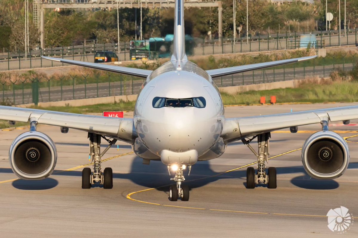 Face to face, CMA CGM Air Cargo A330-243F F-HMRH during taxi previous for departure from BCN @cmacgm @CmaCgm_France @air_comment @VadeAviones @Spottersbcn