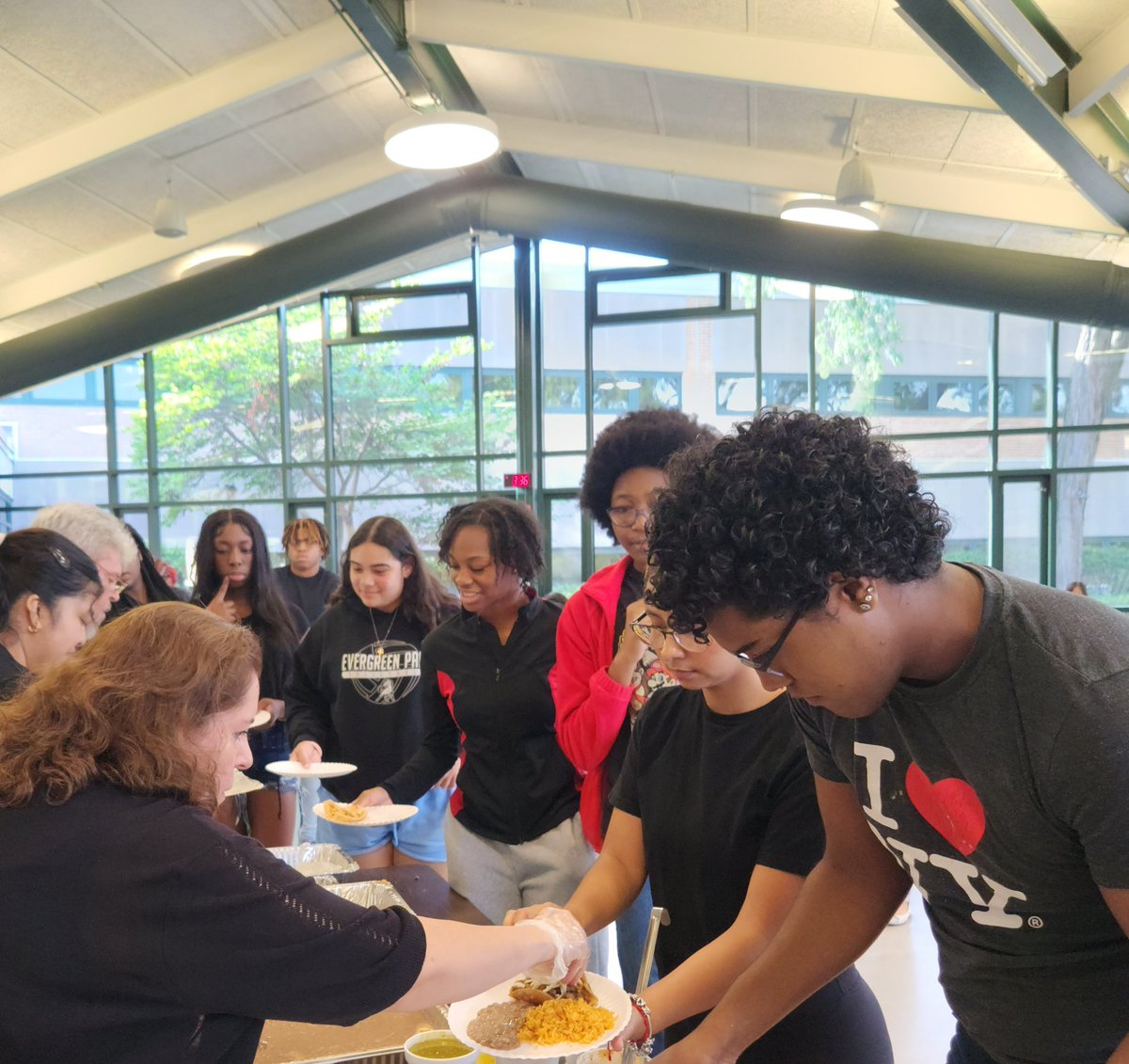 Epchs231's tweet photo. Students in the @EPCHS_IntClub and Culinary Arts club were treated to tacos by Maria Suastez, owner of the La Cocina Jalisciense restaurant here in #EvergreenPark. 

Ms. Suastez offered a demonstration on cooking tacos and then served them to students. https://t.co/wonFUKW6bU