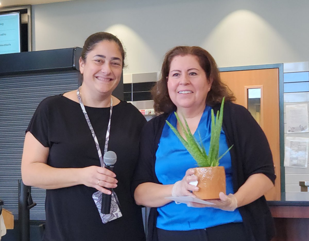 Epchs231's tweet photo. Students in the @EPCHS_IntClub and Culinary Arts club were treated to tacos by Maria Suastez, owner of the La Cocina Jalisciense restaurant here in #EvergreenPark. 

Ms. Suastez offered a demonstration on cooking tacos and then served them to students. https://t.co/wonFUKW6bU