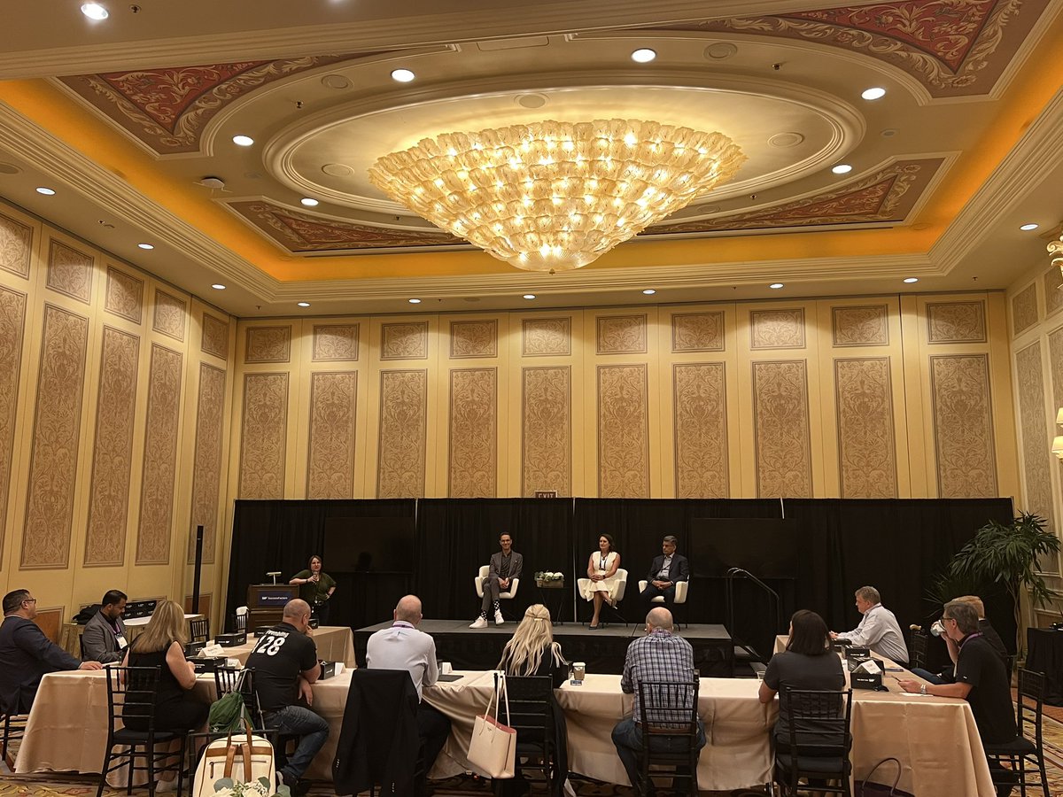 ca_kimbrough's tweet photo. Next up: Full house with #HXM Confidants session with @awils @sivasundaresan @aaronjgreen #SuccessConnect https://t.co/2Ba1C3g8HU