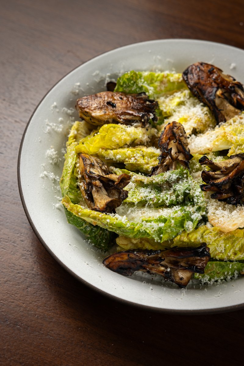 matusteak's tweet photo. TWO FAVORITES IN ONE GREAT DISH
We took our Maitake mushrooms grilled on the wood fire and tossed them in our house favorite 47 Salad. Available only as part of the Rustic Ribeye Dinner for two. #matūsteak https://t.co/JqhTuC6qnq