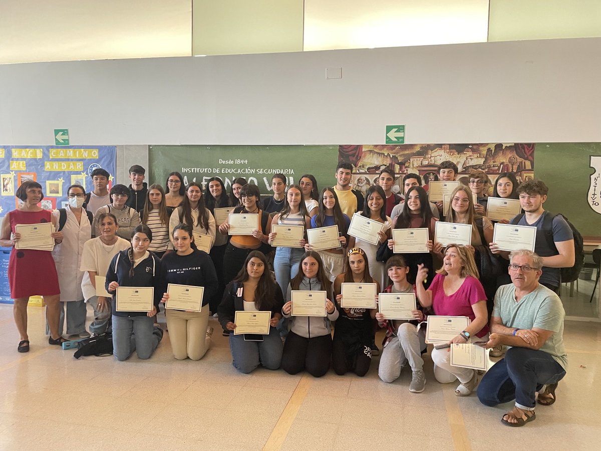 alfonsoviiiplus's tweet photo. @IESALFONSOVIII  
Entrega de diplomas a los embajadores juniors y séniors del programa #escuelasembajadoras del @Europarl_ES del curso 2022-23. Evento que da comienzo a las actividades de 2023-24. Creando Europa! @sepiegob https://t.co/9UOxZ1ftTR