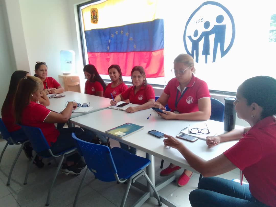OAPLCIVSS's tweet photo. #3Oct | 🇻🇪 La @OAPLCIVSS en Reunión con el Equipo de Coordinadoras y Asistentes, para la Planificación de las actividades para el mes de Octubre. Trabajando en equipo por un Seguro Social más Social! #QueNotaRegresarAClases @MagaGutierrezV @Somosivss @NicolasMaduro https://t.co/kcTDgLs1GZ