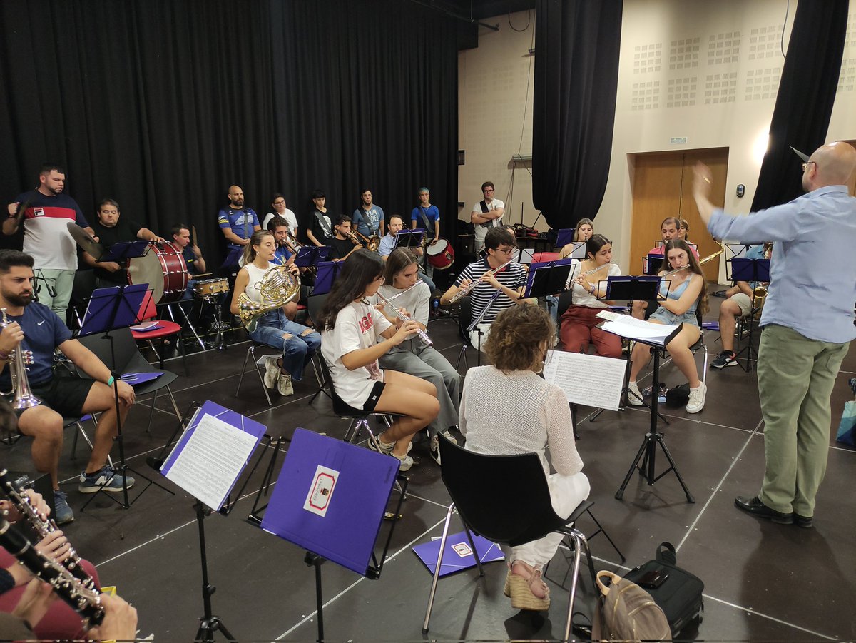 BMAngelesGR's tweet photo. 📢 Iniciamos un nuevo curso musical cofrade con nuestro primer ensayo.

Comenzamos a trabajar de cara a nuestros compromisos del mes de Octubre con @hdadferroviaria @Rosario_Granada y @HdadAgustinosGr 

Agradecemos a @aytogr la cesión, un año más, del espacio para los ensayos 👏 https://t.co/dI9B6P6yNX