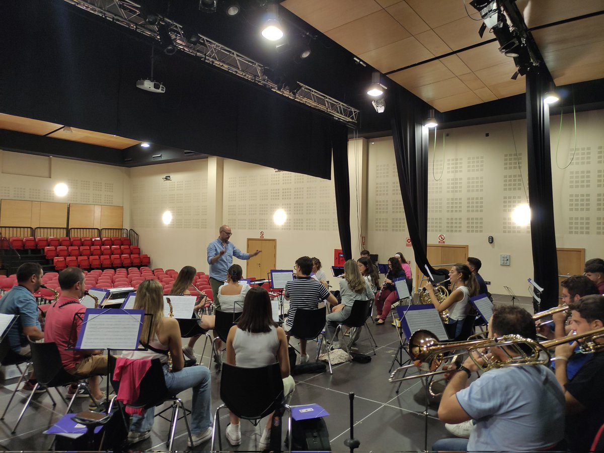 BMAngelesGR's tweet photo. 📢 Iniciamos un nuevo curso musical cofrade con nuestro primer ensayo.

Comenzamos a trabajar de cara a nuestros compromisos del mes de Octubre con @hdadferroviaria @Rosario_Granada y @HdadAgustinosGr 

Agradecemos a @aytogr la cesión, un año más, del espacio para los ensayos 👏 https://t.co/dI9B6P6yNX