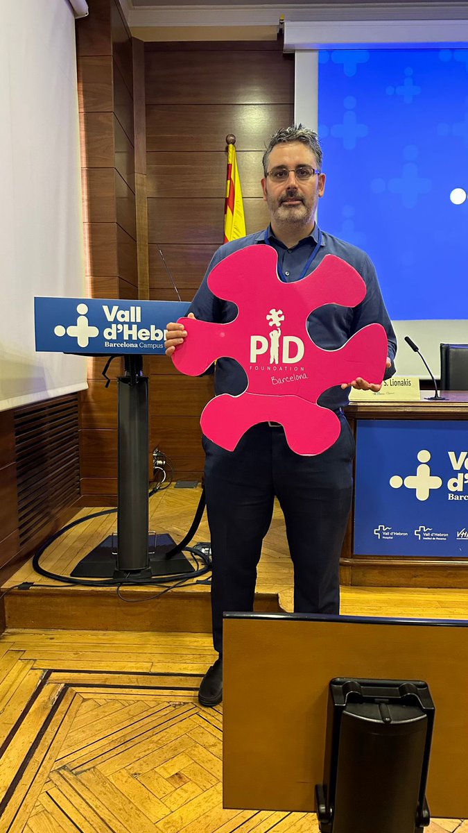 bcnpidfound's tweet photo. Ahir el Dr. Lionakis va fer una xerrada sobre les novetats diagnòstiques i terapèutiques en #APECED basades en més de 10 anys de recerca al @NIH
Des de la Fundació seguim sumant esforços i compartint coneixement, una tasca imprescindible en el camp de les malalties minoritàries. https://t.co/dsJUNaFlzo