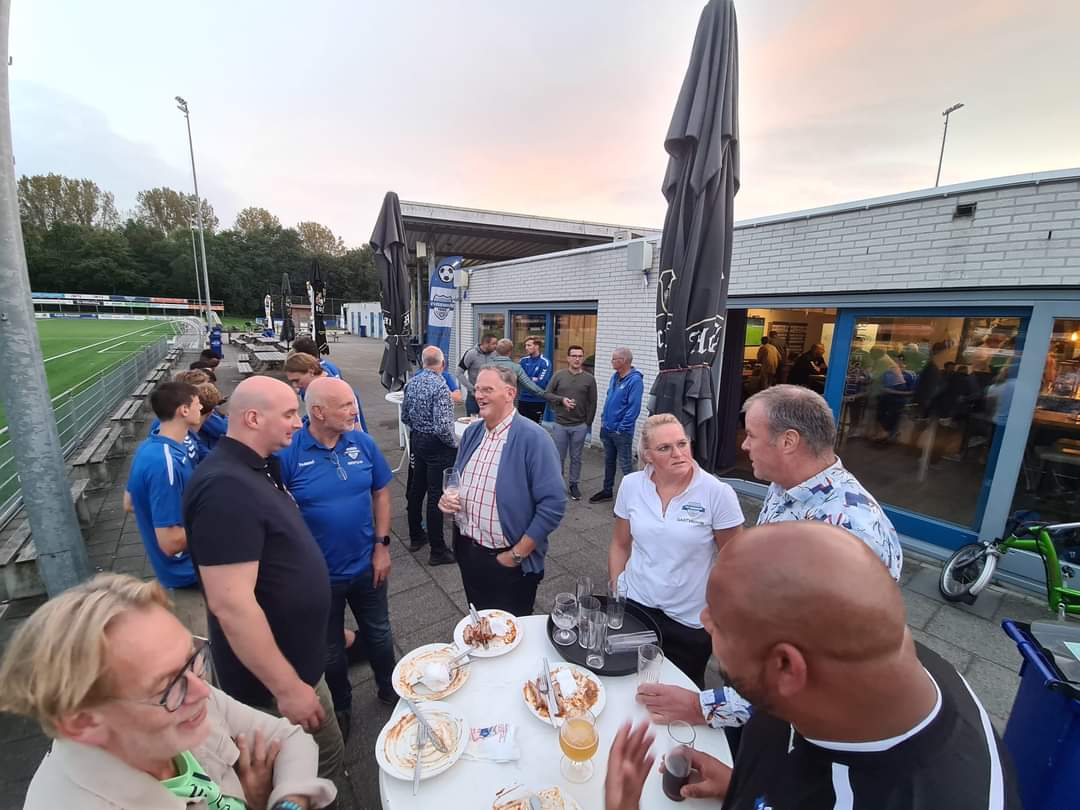 Na afloop van de eerste thuiswedstrijd heeft de selectie zich in de <a href="/LentinkDeJonge/">Lentink De Jonge</a> Lounge voorgesteld aan de Businessclub leden. De voltalige selectie was aanwezig voor een gezellig samenzijn onder het genot van een prima verzorgd buffet. Een mooie start van het seizoen!