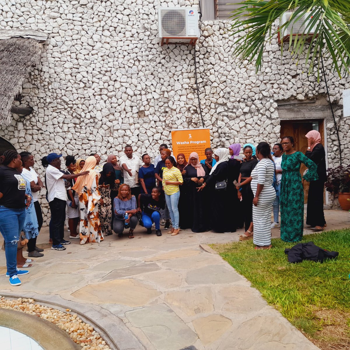 issabel_mati's tweet photo. As a young woman leader from @NawiriAfrica kilifi county was honored to engage with stakeholders from #kwale and #kilifi during the inception meeting of hamasisha dada project under #washaprogram @AkiliDada
#EndVAWG
#WomenEmpowerment https://t.co/9PNgZ67dTN