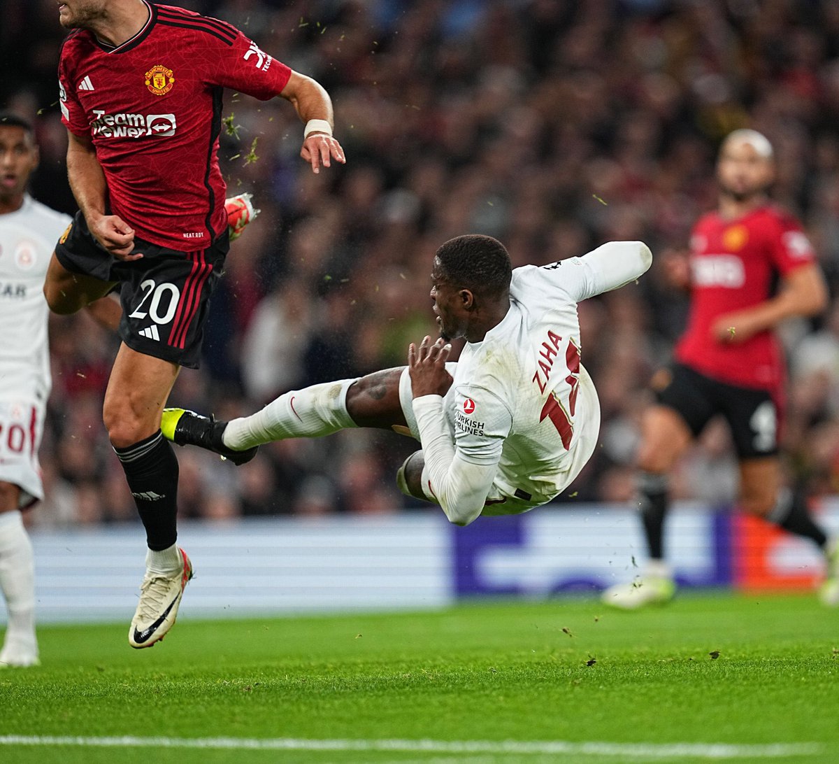 Düşler Tiyatrosu Old Trafford’da tanıdık bir sanatçı; WILFRED ZAHA!