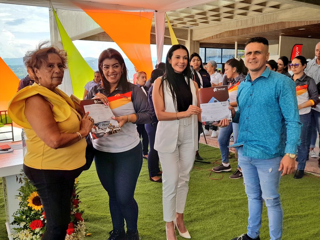 GuaraLuisJonas's tweet photo. #DeInteres 🛑| Desde #Iribarren se continúa haciendo un esfuerzo de sistematizar todos los procesos dice alcalde @LuisJonasReyes a través de @SEMATIribarren y #DPCU
*️⃣160 licencias se entregaron entre nuevas u definitivas. (1/2)
#3Oct
#QueNotaRegresarAClases
#NaguaraLuisJonas https://t.co/QKJm82aEiG