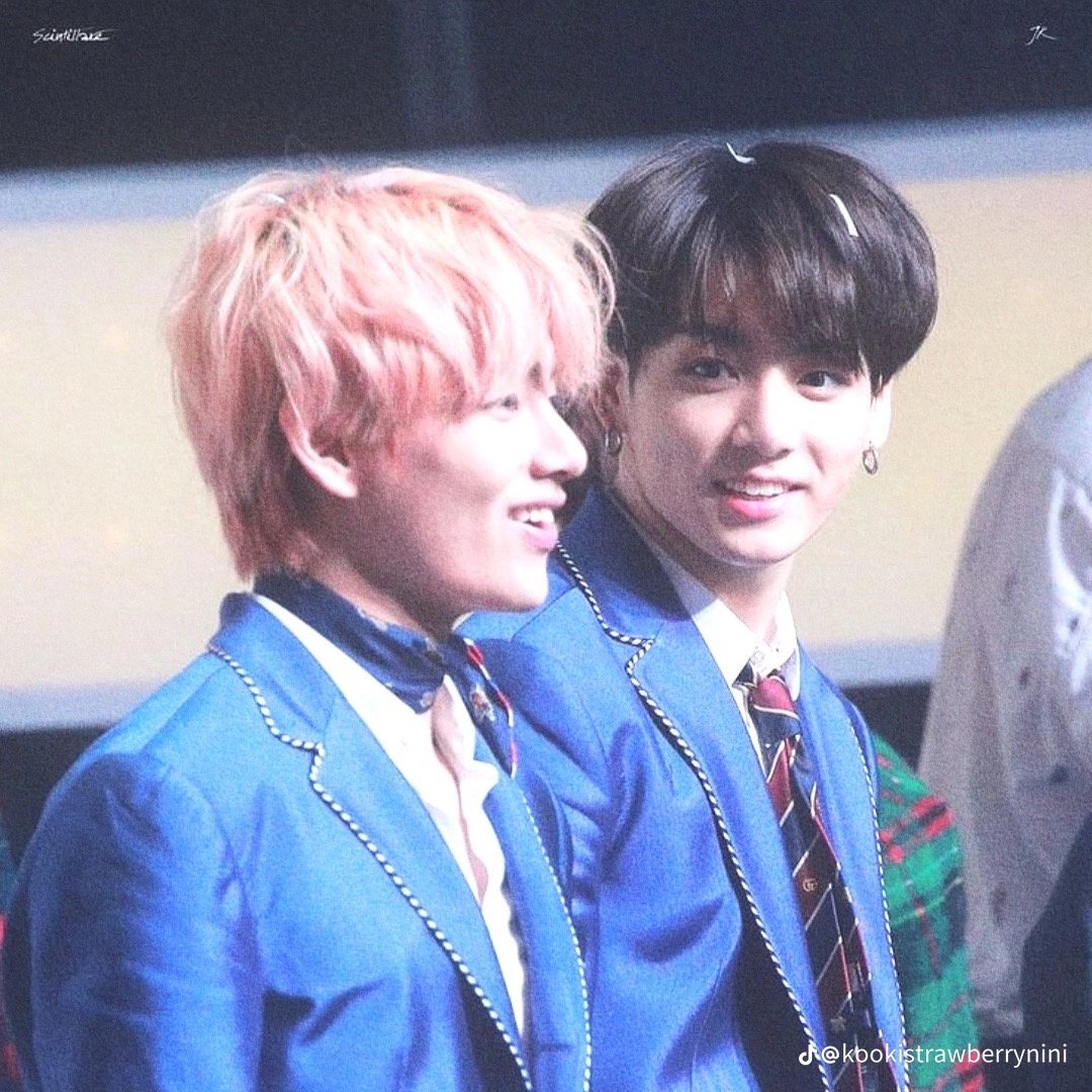 DavyWer's tweet photo. "Eyes don't lie." 💕 - A small taekook 🧵
(photos credits to owners) https://t.co/gG2oPu2rPK