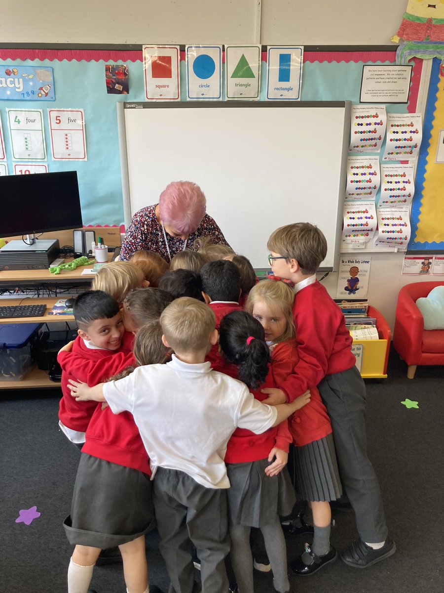 Today we had a special visitor in our class - Mrs Mungall who works in our school office. Primary 1b did a super job asking her questions about her very important job in our school. Thank you Mrs Mungall! @CorpusChristi_K ⭐️😊⭐️