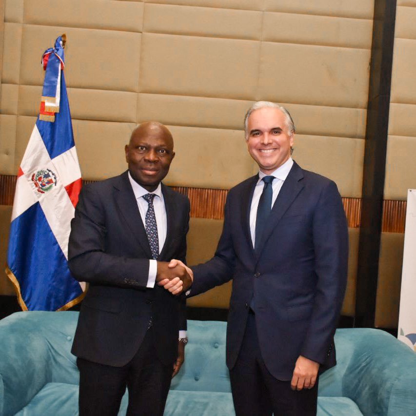 LMDECAMPS's tweet photo. ¡Hoy recibimos con entusiasmo al director general de la OIT @GilbertFHoungbo !🇩🇴 Es un honor recibirlo por primera vez en nuestro país. Además nos complace ser anfitriones de la 46 Reunión de OIT-Cinterfor donde @GilbertFHoungbo será el primer director general de @ilo en asistir. https://t.co/tc53CSunW0