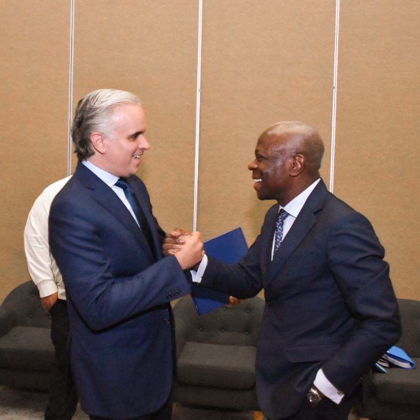 LMDECAMPS's tweet photo. ¡Hoy recibimos con entusiasmo al director general de la OIT @GilbertFHoungbo !🇩🇴 Es un honor recibirlo por primera vez en nuestro país. Además nos complace ser anfitriones de la 46 Reunión de OIT-Cinterfor donde @GilbertFHoungbo será el primer director general de @ilo en asistir. https://t.co/tc53CSunW0