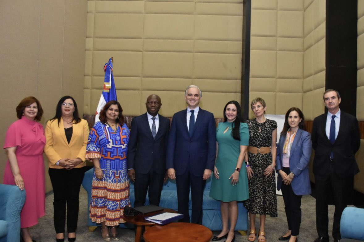 LMDECAMPS's tweet photo. ¡Hoy recibimos con entusiasmo al director general de la OIT @GilbertFHoungbo !🇩🇴 Es un honor recibirlo por primera vez en nuestro país. Además nos complace ser anfitriones de la 46 Reunión de OIT-Cinterfor donde @GilbertFHoungbo será el primer director general de @ilo en asistir. https://t.co/tc53CSunW0