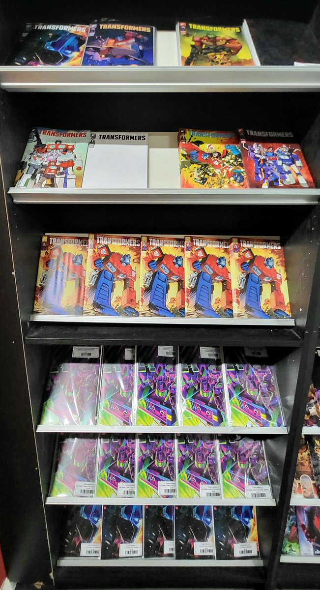 TheBigBang_'s tweet image. Tomorrow is finally TRANSFORMERS#1 DAY!

By @danielwarrenart, #MikeSpicer and @ruswooton.
Design by @res_rez, edited by @SeanMackiewicz and I'm sure that @RobertKirkman and the rest of the great people at @Skybound are incredibly proud of this comic.

DO NOT MISS OUT!