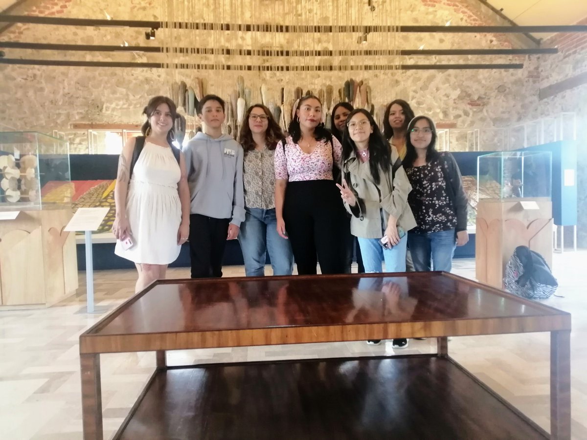 CentroVitoriaMX's tweet photo. 🌿 En el marco del #DíaNacionalDelMaíz 🌽, el pasado sábado durante la sesión XXIII de la Escuela para #JuventudesDefensoras “Miguel Concha”, realizamos un recorrido por el museo @CencalliCultura, Casa del Maíz y la Cultura Alimentaria.🧵[1] https://t.co/Nn7G63p4dX