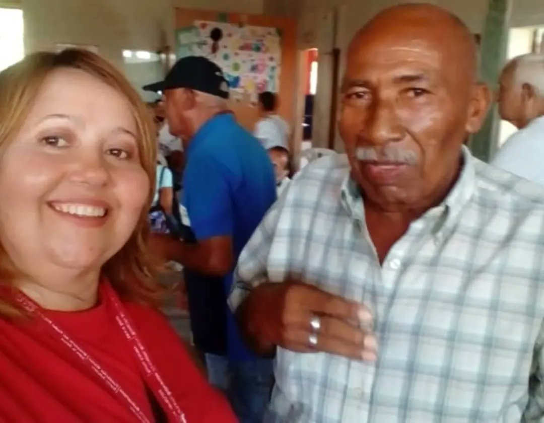 oacoroivss's tweet photo. #3Oct | Servidores de la @oacoroivss realizan compartir con nuestros adultos mayores en la urb Cruz Verde donde se ratificó que el  #ElEsequiboEsVenezuela en el marco Plan Abuelo Vive Activo #IVSS 
#QueNotaRegresarAClases 
@MagaGutierrezV
@Somosivss https://t.co/0HOQJ93a88