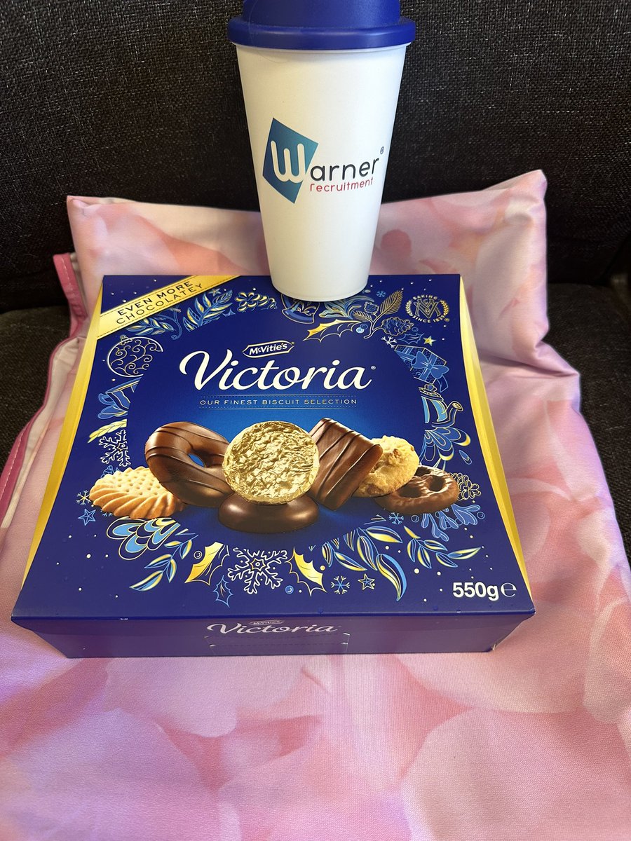 deargem's tweet photo. Todays reason to smile…….when you have the best office neighbours who buy you these yummy biscuits just because, and you twin with your cups! #TeamWarner #TeamPink #Biscuits #GiftOfKindness #Biscuits #Tea #Coffee #LoveYourJob xxx https://t.co/BvURCL3yFk