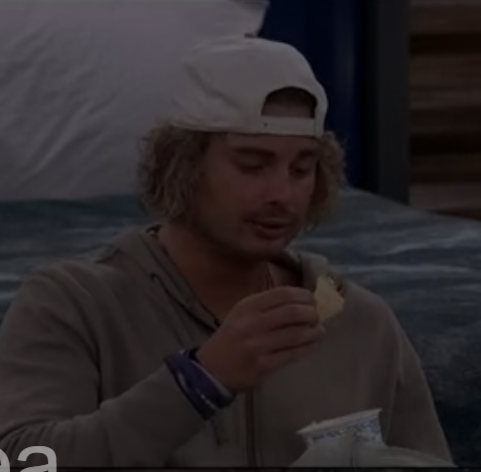 TAHOENDAHOUSE's tweet photo. #BB25 Matt now I as a hearing impaired gal I know that when I'm eating I have big problems hearing. Just bothers the Hell out of me  he bitches about not hearing convos But if the Boy would put down the munchies and stop crunching in every convo all season
He never stops eating! https://t.co/FzdSBnluB9
