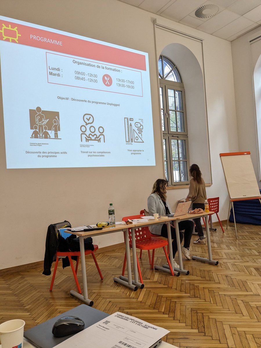 SchultzBarr's tweet photo. Le premier effet de la formation #Unplugged est le renforcement des liens entre les collègues. Rien de mieux pour donner envie de développer les compétences psychosociales de nos élèves ! https://t.co/UHdmNPyMmJ