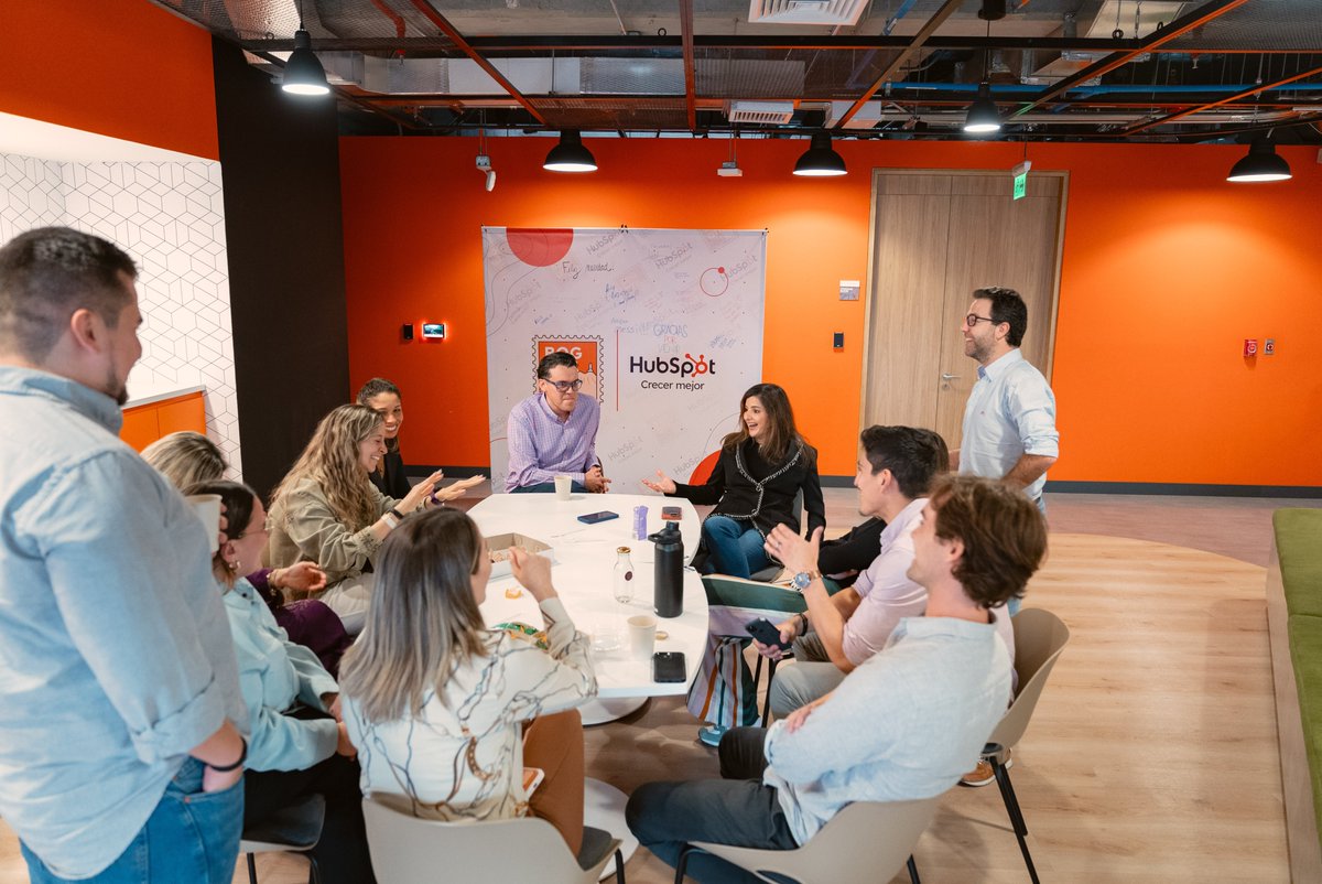 HubSpotEspanol's tweet photo. ¡Estamos de cumple!🎉

Hace 5 años llegamos a Colombia para ayudar a miles de empresas a crecer más y mejor; y hoy celebramos con nuestra gente y con una visita muy especial: la mismísima @yaminirangan CEO de @HubSpot. ¡Por muchos años más creciendo mejor con nuestros clientes!🧡 https://t.co/g3mJuPWp4Q
