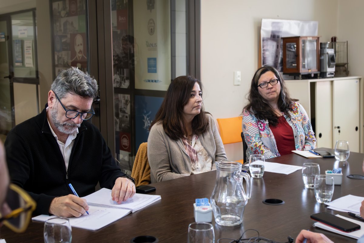 ANLIS_Malbran's tweet photo. Reunión de trabajo junto a @ciencia_ar  @msalnacion  para evaluar los avances con el programa PoblAR y la  secuenciación genómica.

#PoblAR #Genomica #ANLISenACCION https://t.co/BeETGq1aIR
