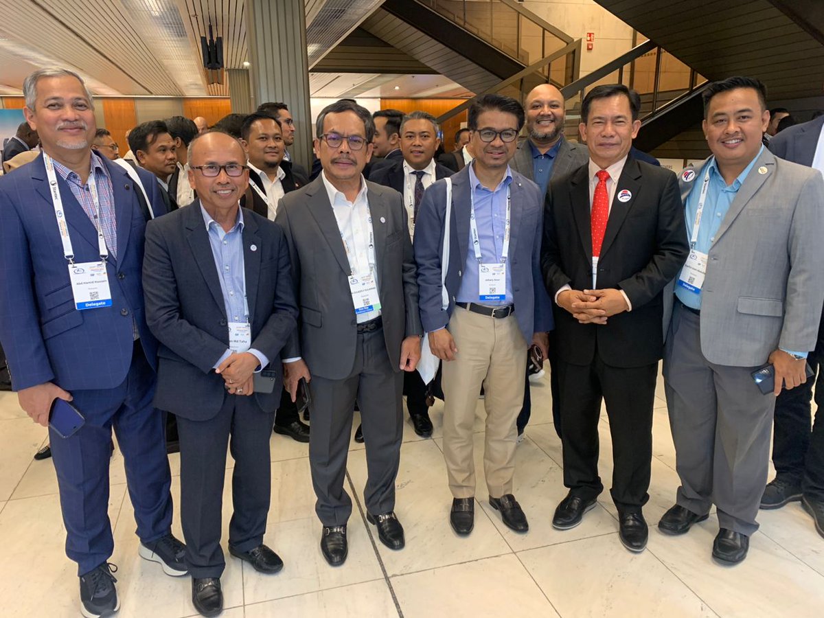 RoslanMdTaha's tweet photo. Mon | 2 Oct 23 |

Official opening of Malaysia Pavilion by Hon Minister of Works @moworksmy Dato Sri @AlexNantaLinggi during the 27th World Road Congress @PIARC_Roads at Prague Convention Centre, Czech Rep. More than 200 delegates from M'sia road fraternity were present.
#DSRMT https://t.co/uXv8anloPO