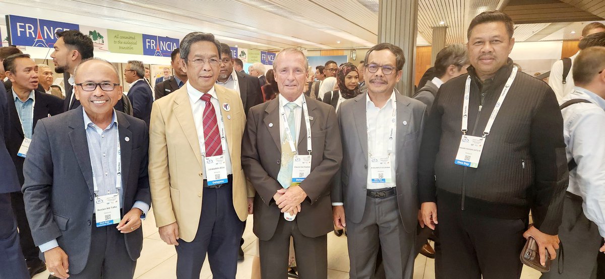 RoslanMdTaha's tweet photo. Mon | 2 Oct 23 |

Official opening of Malaysia Pavilion by Hon Minister of Works @moworksmy Dato Sri @AlexNantaLinggi during the 27th World Road Congress @PIARC_Roads at Prague Convention Centre, Czech Rep. More than 200 delegates from M'sia road fraternity were present.
#DSRMT https://t.co/uXv8anloPO