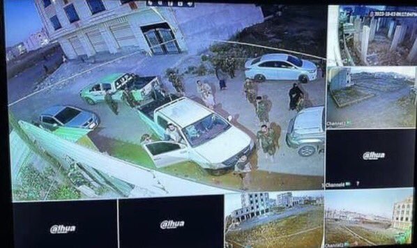 عناصر أمنية حوثية تقتحم منزل #الشاعر المتحوث الجرموزي وتقوده الى جهة غير معلومة الاقتحام الذي نقله المتحوث مباشرة شاركت فيه وحدات من #الأمن الوقائي وتنظيم الزينيبات
#صنعاء 
#اليمن 
#الشاعر_الجرموزي 
#الحوثي_جماعه_ارهابيه 
#الحوثي_فارسي 
#حضرموت