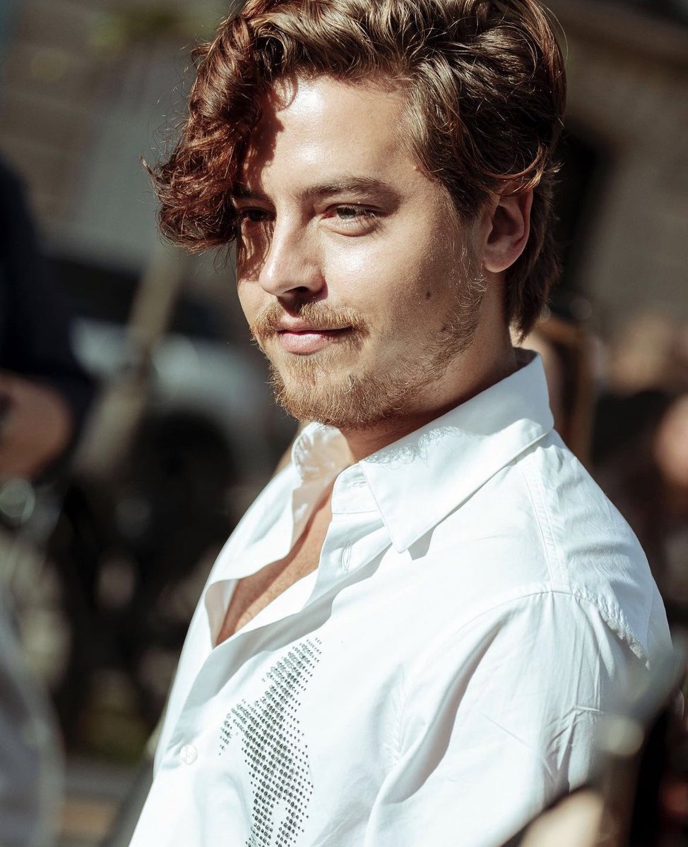 ColsprUpdatesFR's tweet image. #PHOTO | @colesprouse au défilé @StellaMcCartney lors de la #FashionWeek de Paris (03/10) - Photo via la compte Instagram de « ameliechatellard » 

- On est d’accord, il est absolument incroyable sur cette photo 🫠 -