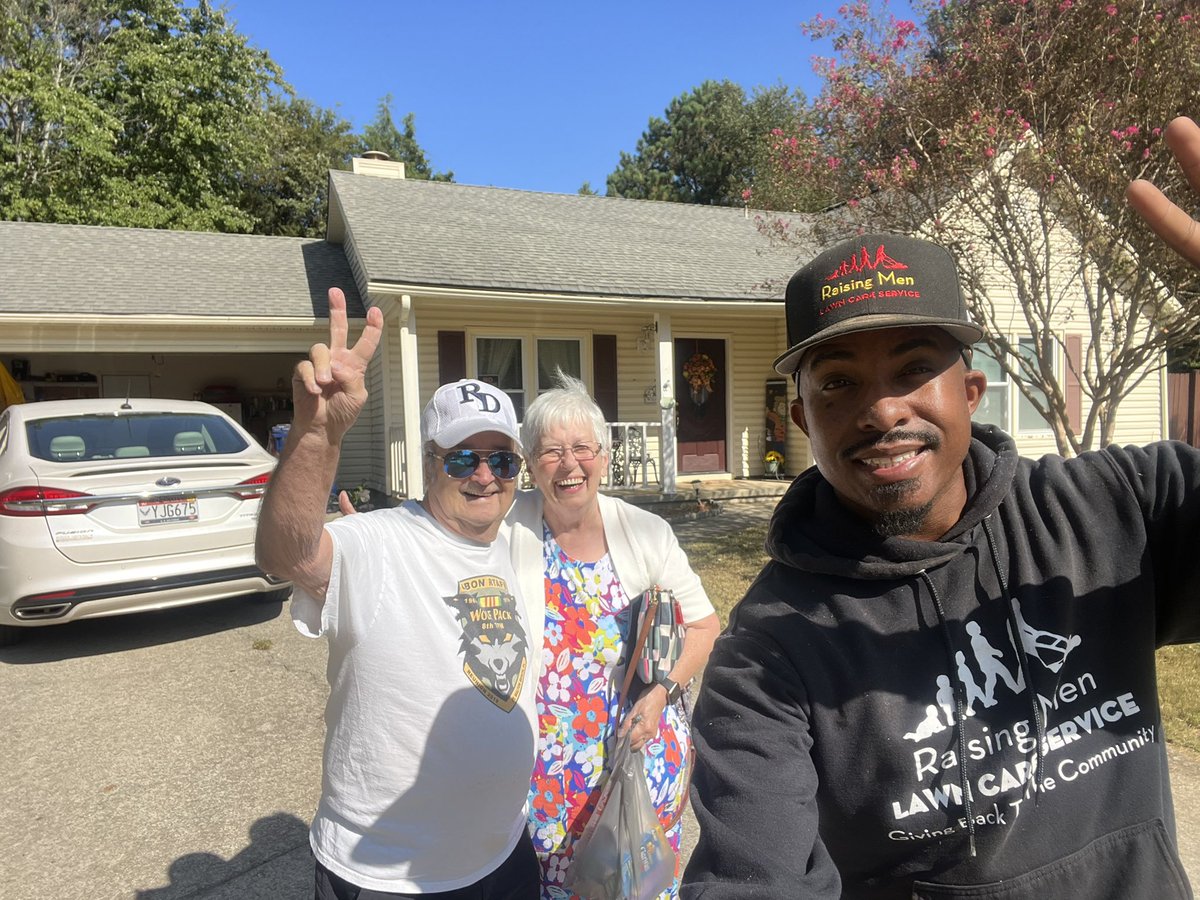 iamrodneysmith's tweet photo. I was honored to mow and tidy up the lawn for Mr. and Mrs. Weigand. As Mr. Weigand is a veteran, I express my gratitude for his service. Making a difference difference one lawn at a time . https://t.co/wE8BknQcES