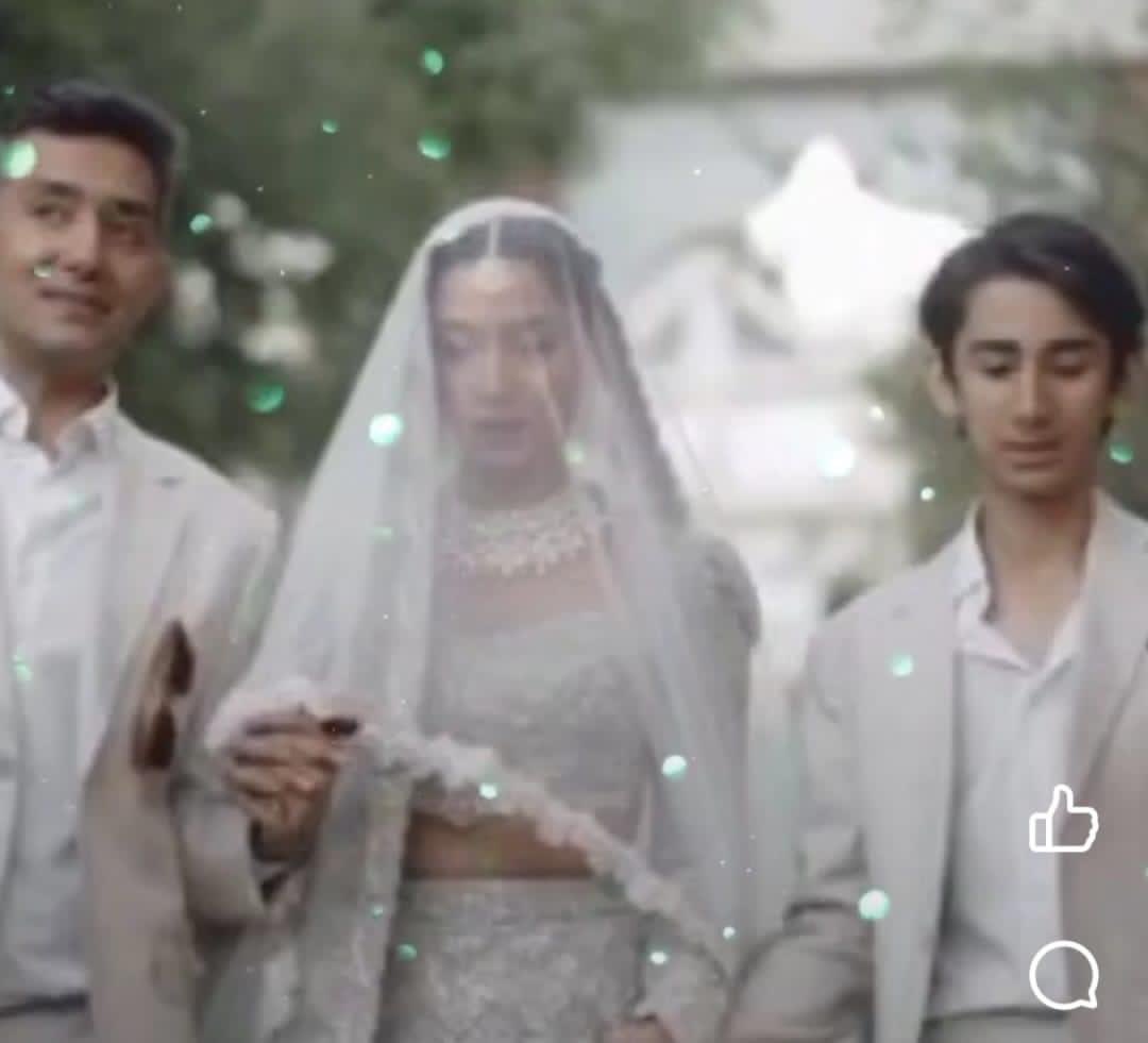 Khurram_zakir's tweet photo. This image defies many taboos contrary to our societal norms. It depicts a 55-year-old man marrying a divorced woman, and in this marriage, the woman's son stands shoulder to shoulder with her on her special day. This is a very unconventional image that may be unimaginable in our society. However, it beautifully illustrates that we should not criticize the choices of divorced men and women when they decide to remarry. Social customs should be for the convenience of people, not to restrict their freedom.
Societies are divided by hatred and connected by love. 🌺🌹🌸🌿🎋🌹
