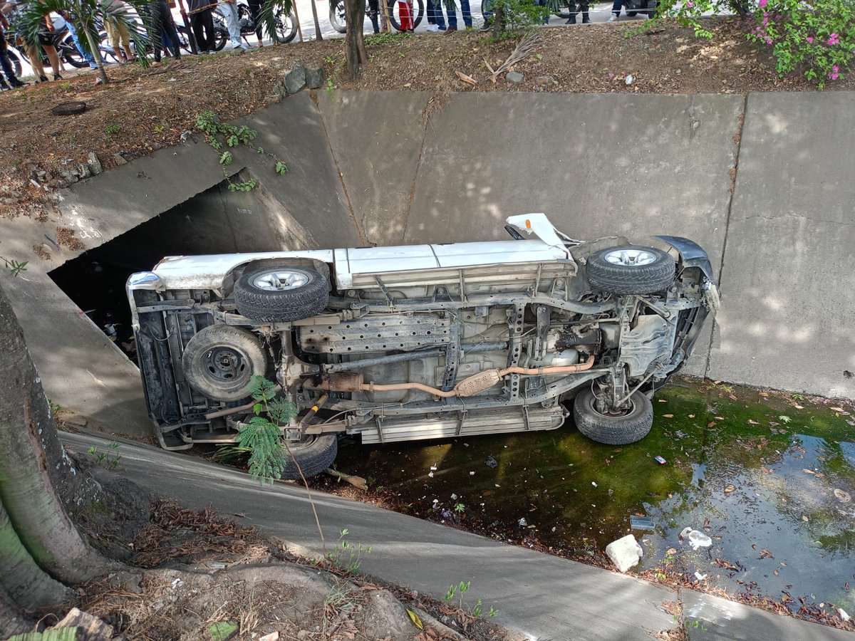Noti90Minutos's tweet photo. #Reporte90 Un accidente de tránsito se registró en la tarde de este martes en la calle 39 con cra 16. Al parecer, el conductor del vehículo perdió el control del mismo, lo que habría ocasionado que cayera a un canal de aguas lluvias.
#NoticiaEnDesarrollo https://t.co/fPUp8yckjQ