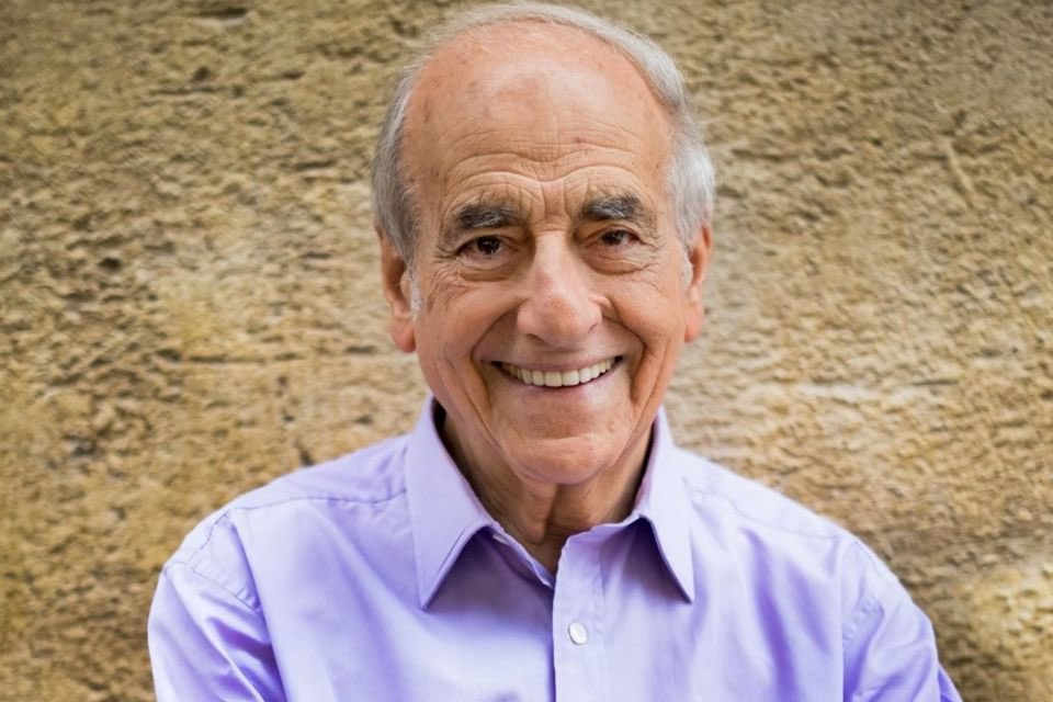 datirachida's tweet photo. Ma première interview fut avec Jean-Pierre Elkabbach ! Autant une épreuve qu’une consécration. Une grande voix de la radio qui manquera. J’adresse toutes mes condoléances à sa famille. https://t.co/UP1cIHL1Go