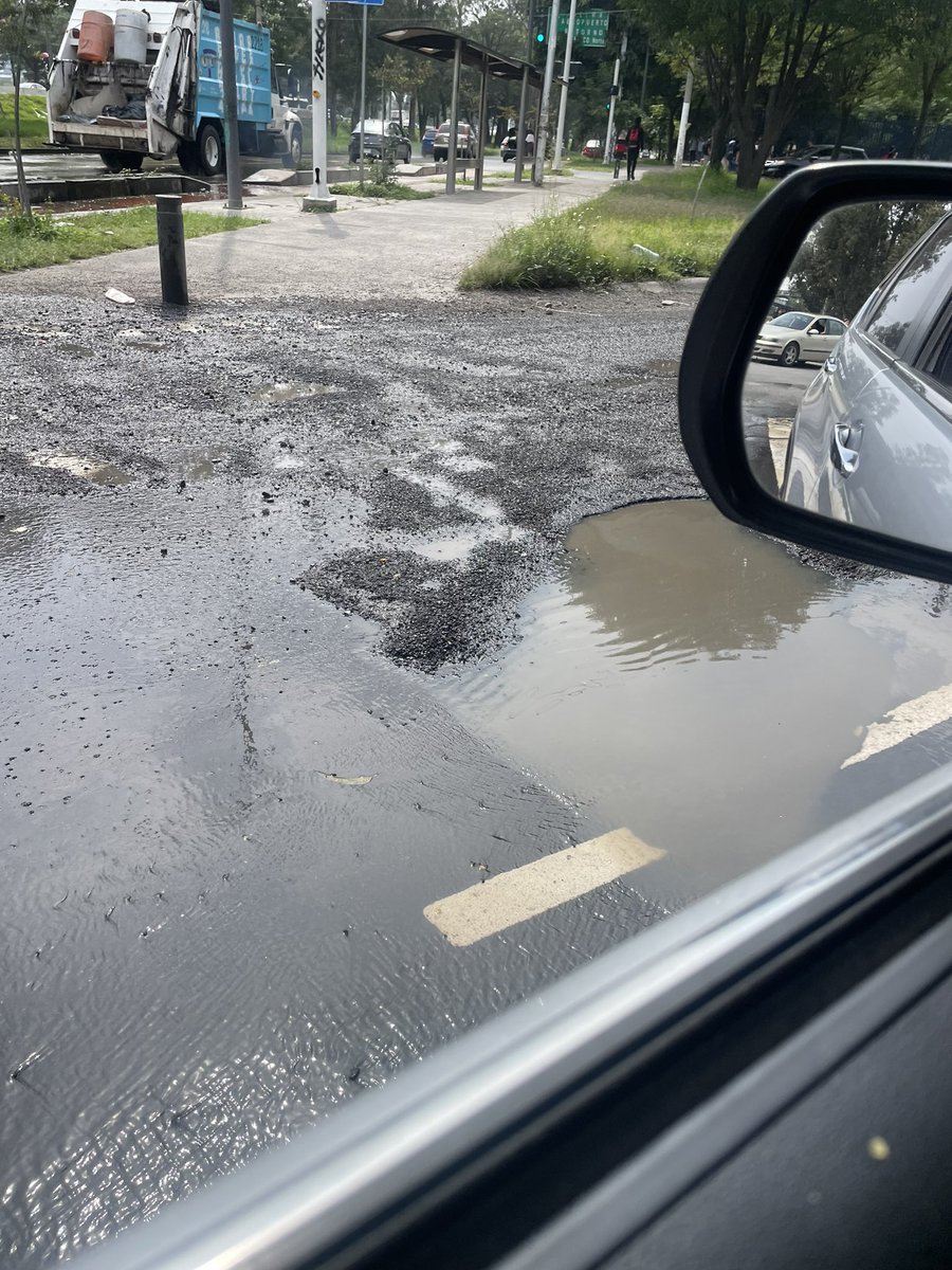 mayemuriel's tweet photo. @EnriqueAlfaroR @JuanJoseFrangie @siapagdl @ZapopanGob Necesitamos que resuelvan- aguas negras de Calle 5 de mayo y periférico. Está contaminando a todos los estudiantes y profesores de @Prepa15UdeG y a las familias de la zona. Es URGENTE el tema y ustedes solo se echan la bolita https://t.co/dWCIgA6Tnj